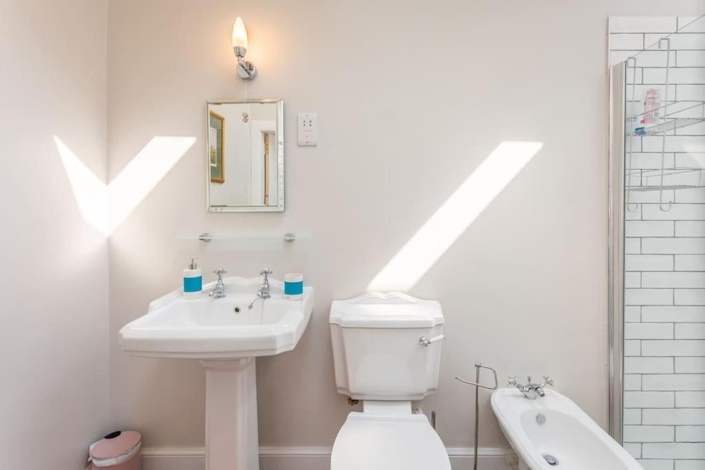 Stylish Self Contained Studio Near Glasgow Airport Lägenhet Lochwinnoch Exteriör bild
